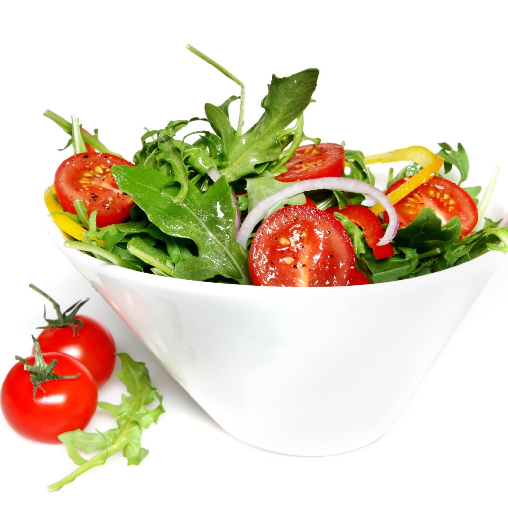 Салат с помидорами и рукколой на белом фоне
