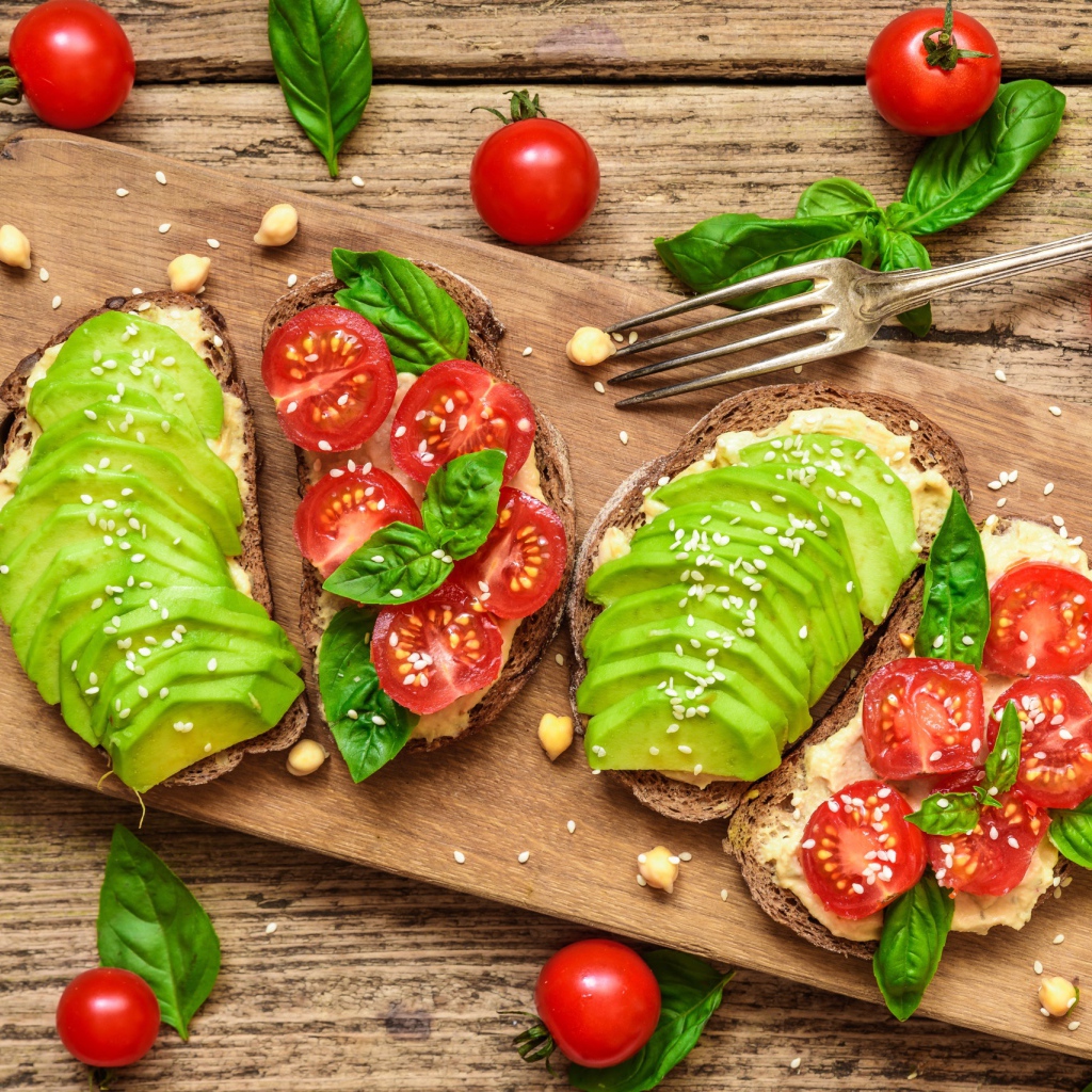 Бутерброды с овощами на деревянной доске 