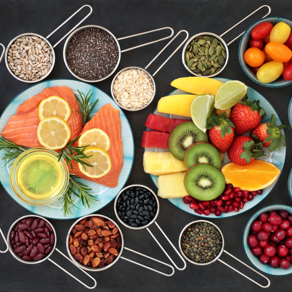 Семена, рыба, ягоды и фрукты на столе вид сверху