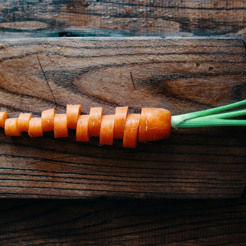 Нарезанная морковь на деревянной доске