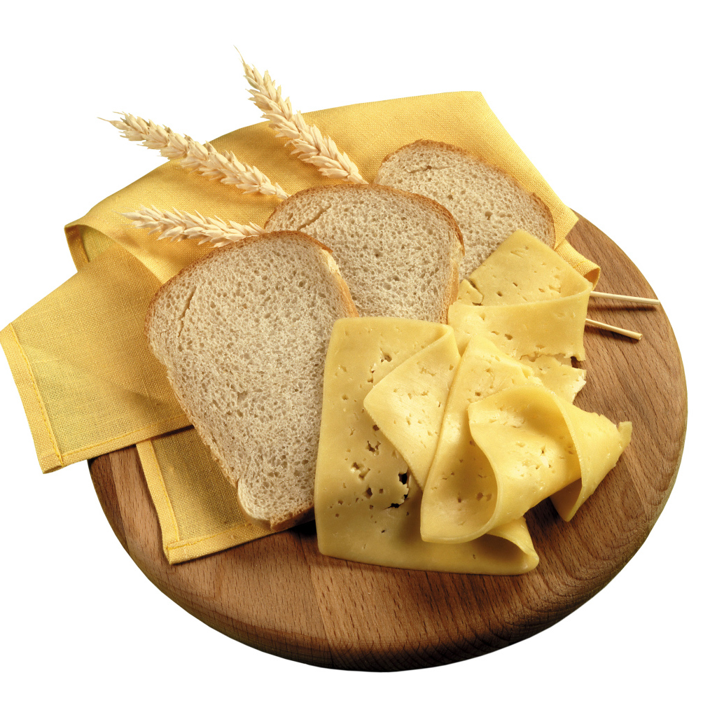 Куски хлеба на разделочной доске с сыром 