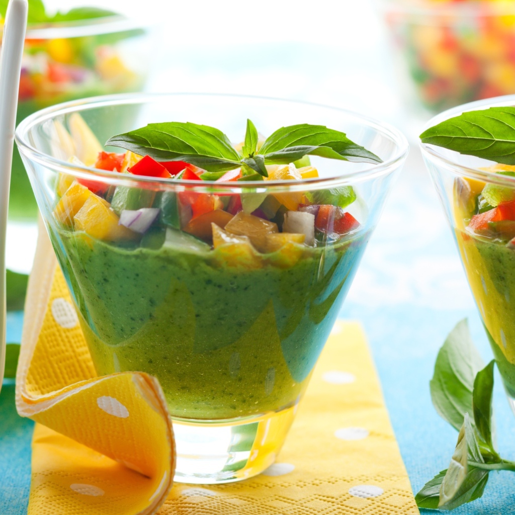 Смузи с овощами в стаканах на столе