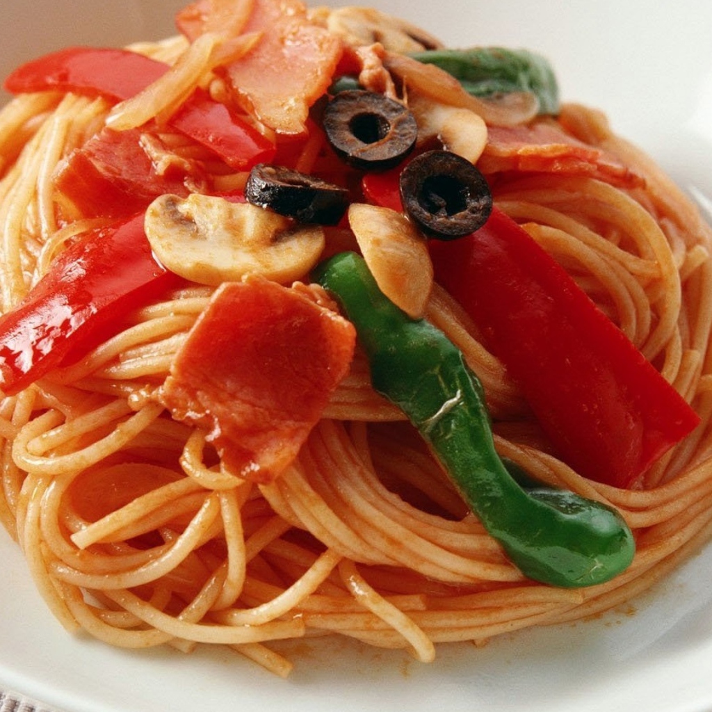 Спагетти с болгарским перцем, беконом и грибами 