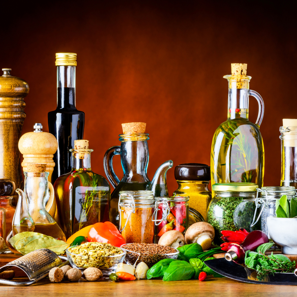 Специи, зелень и масла на столе 