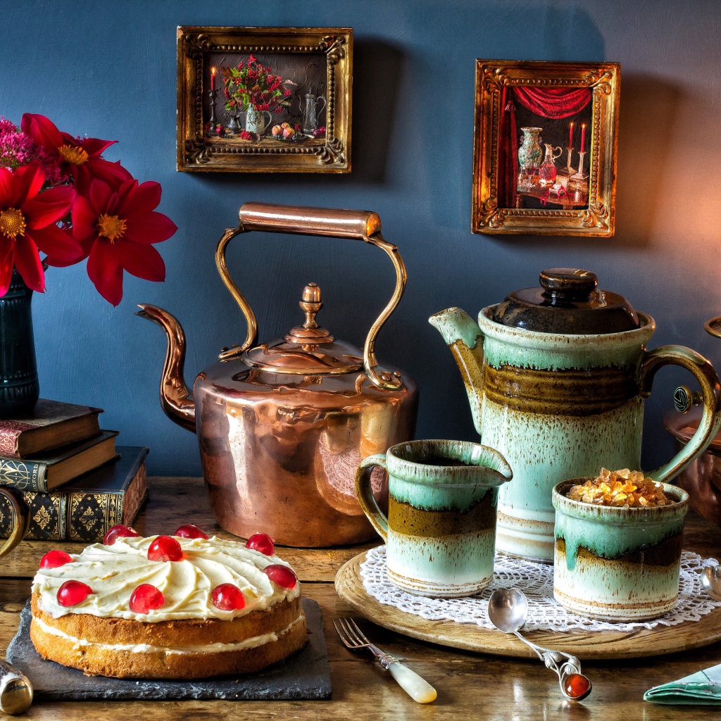 Натюрморт на столе с керосиновой лампой 