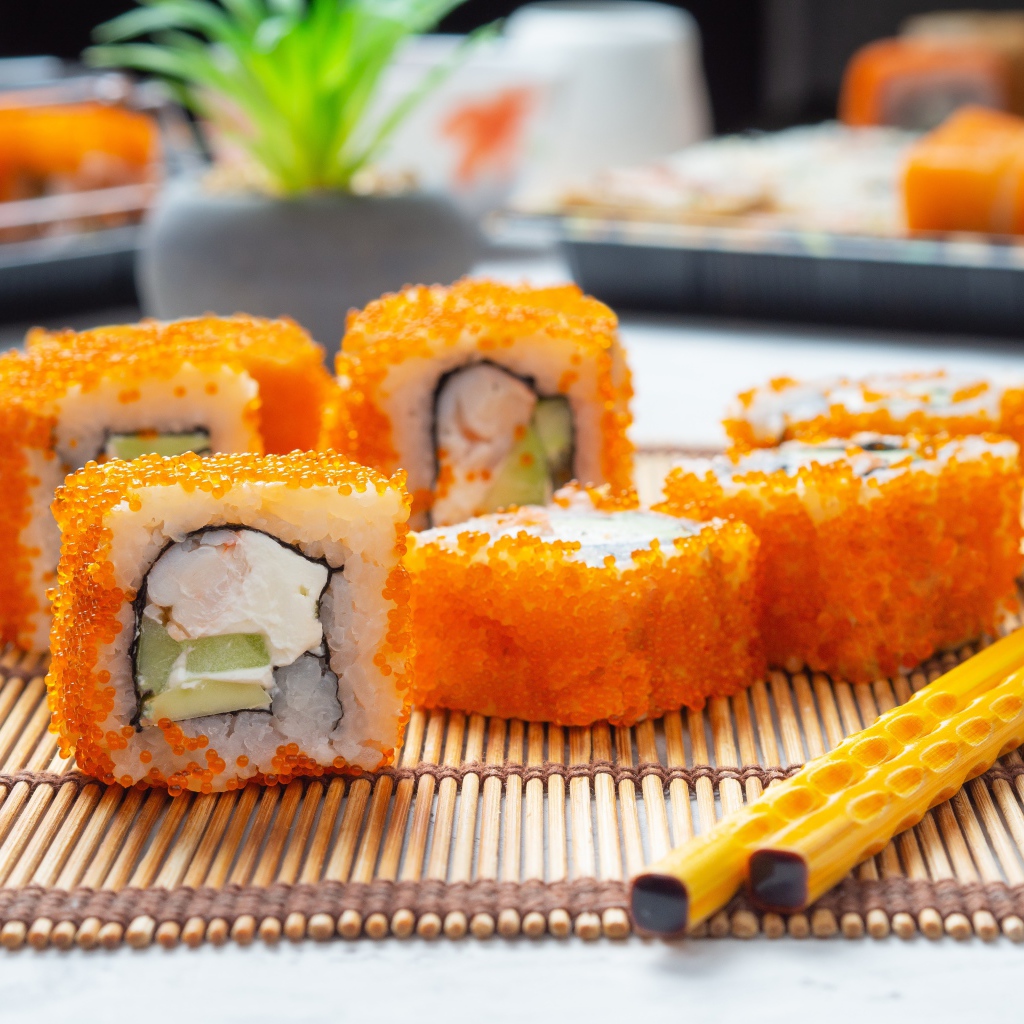 Суши с икрой на салфетке с палочками