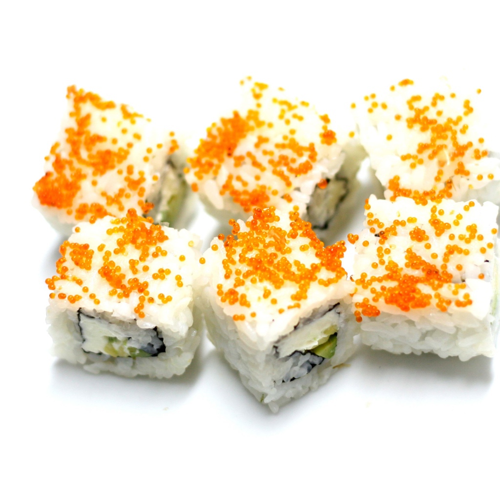 Суши с с рисом и красной икрой на белом фоне