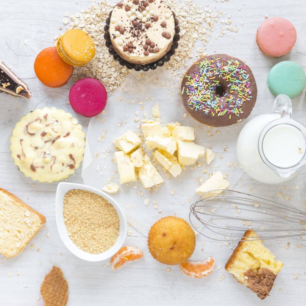 Сладости на столе с молоком и чашкой кофе