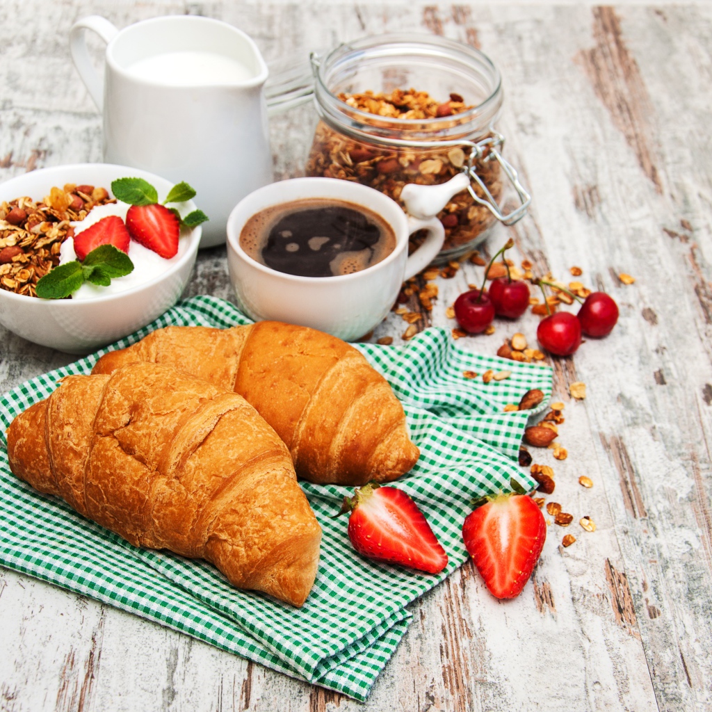 Вкусный завтрак со свежими круассанами на столе