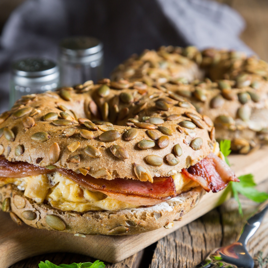 Два гамбургера с мясом и булочкой