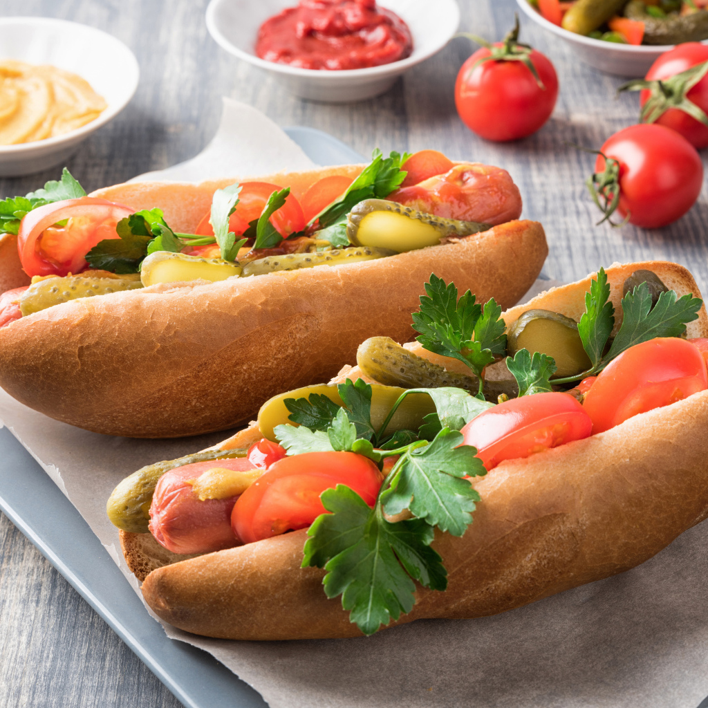 Два хотдога с сосиской, огурцами и помидорами