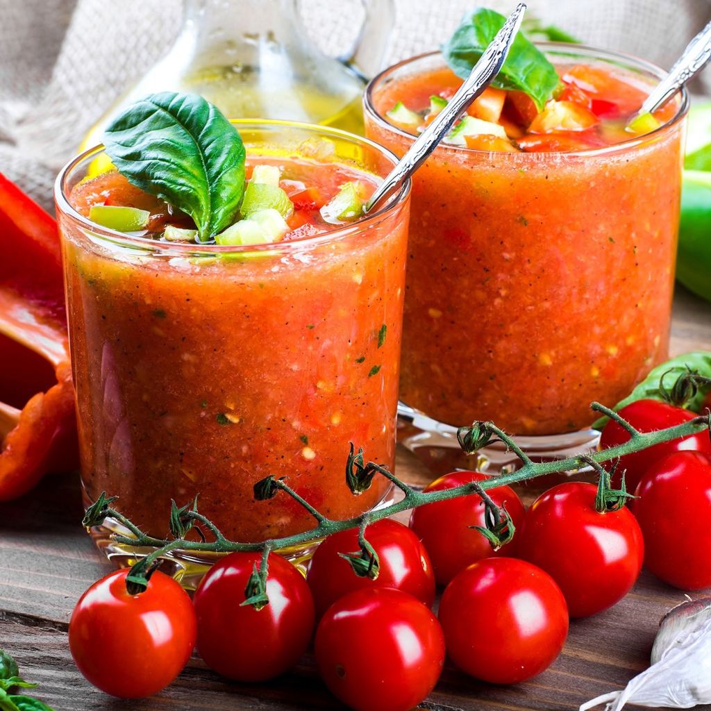 Овощные смузи в стаканах на столе с овощами 