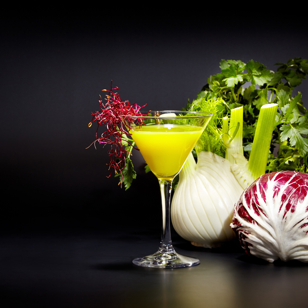 Овощи с зеленью на сером фоне с коктейлем 