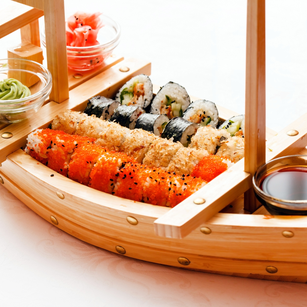 Деревянный корабль с суши, соусом и имбирем