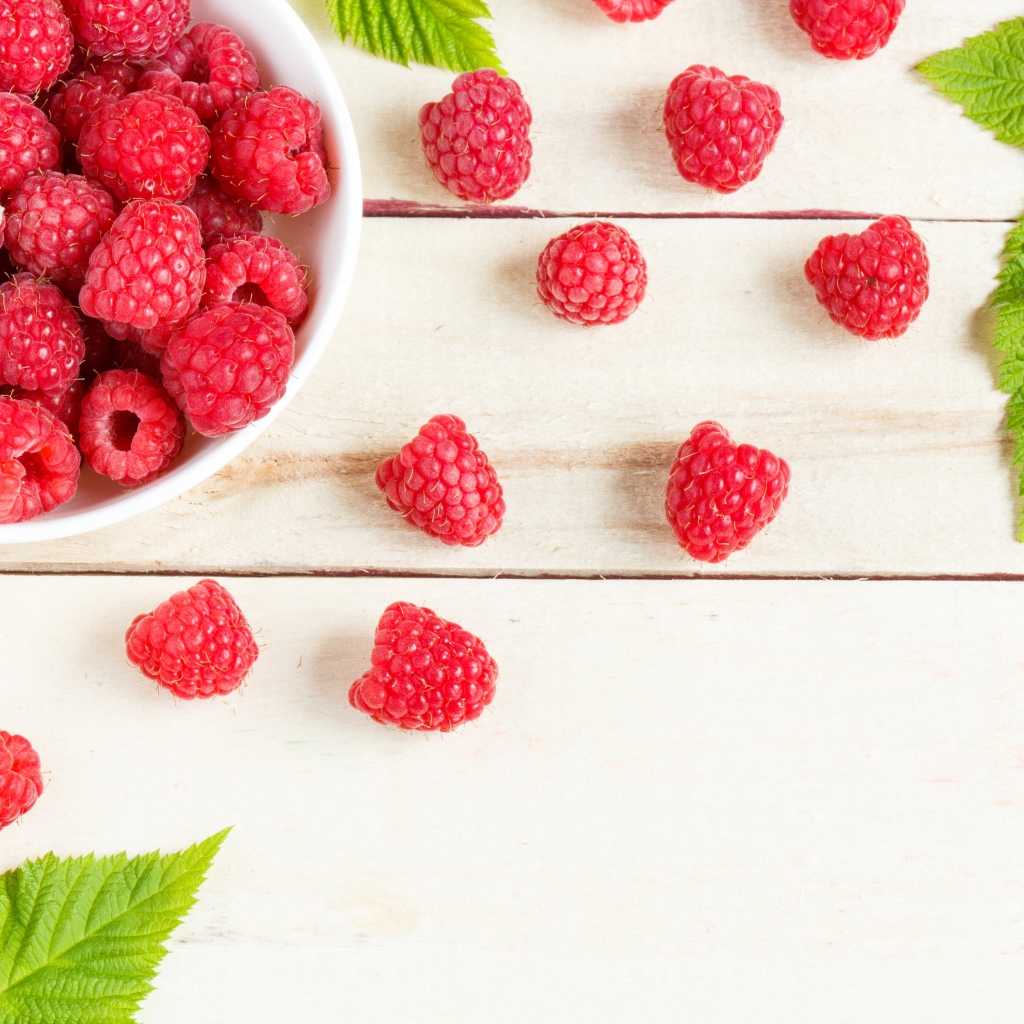 Аппетитные сочные красные ягоды спелой малины