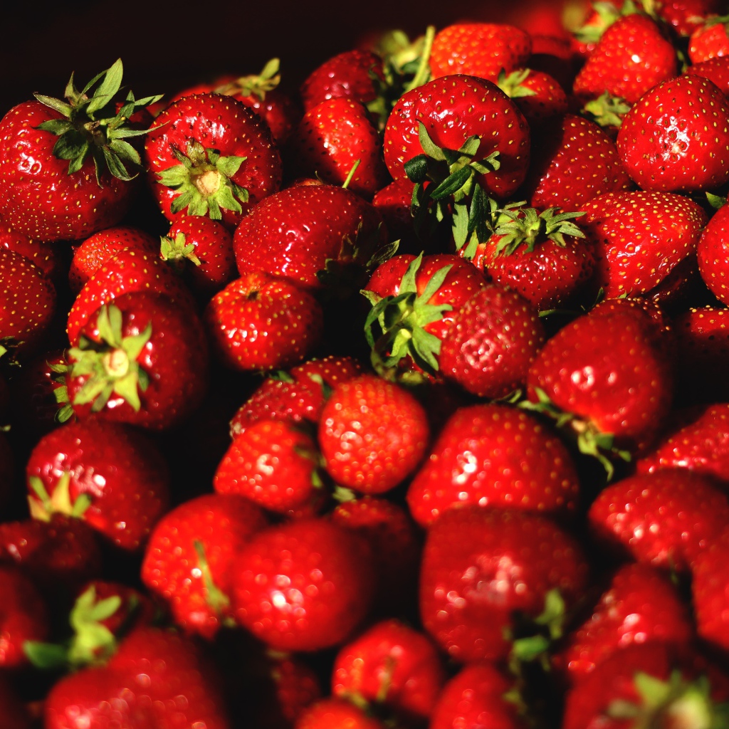 Аппетитная сладкая спелая клубника крупным планом