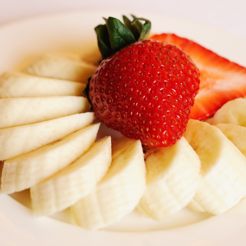 Бананы кусочками с ягодой клубники 