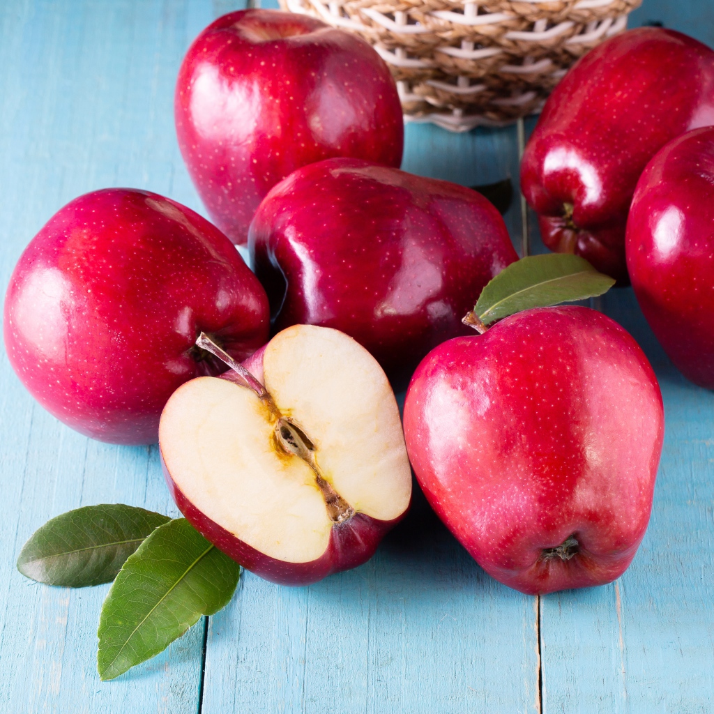 Красивые спелые красные яблоки на столе