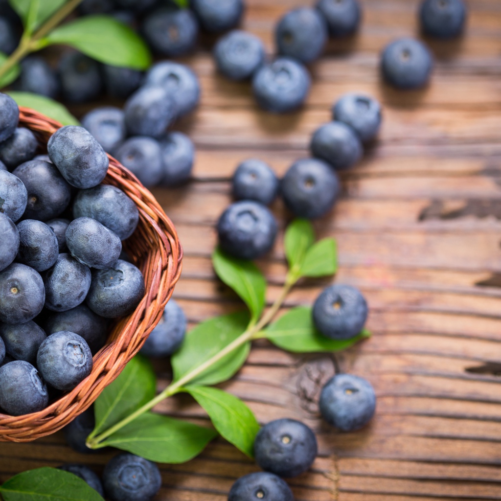 Синие ягоды черники в корзинке на столе