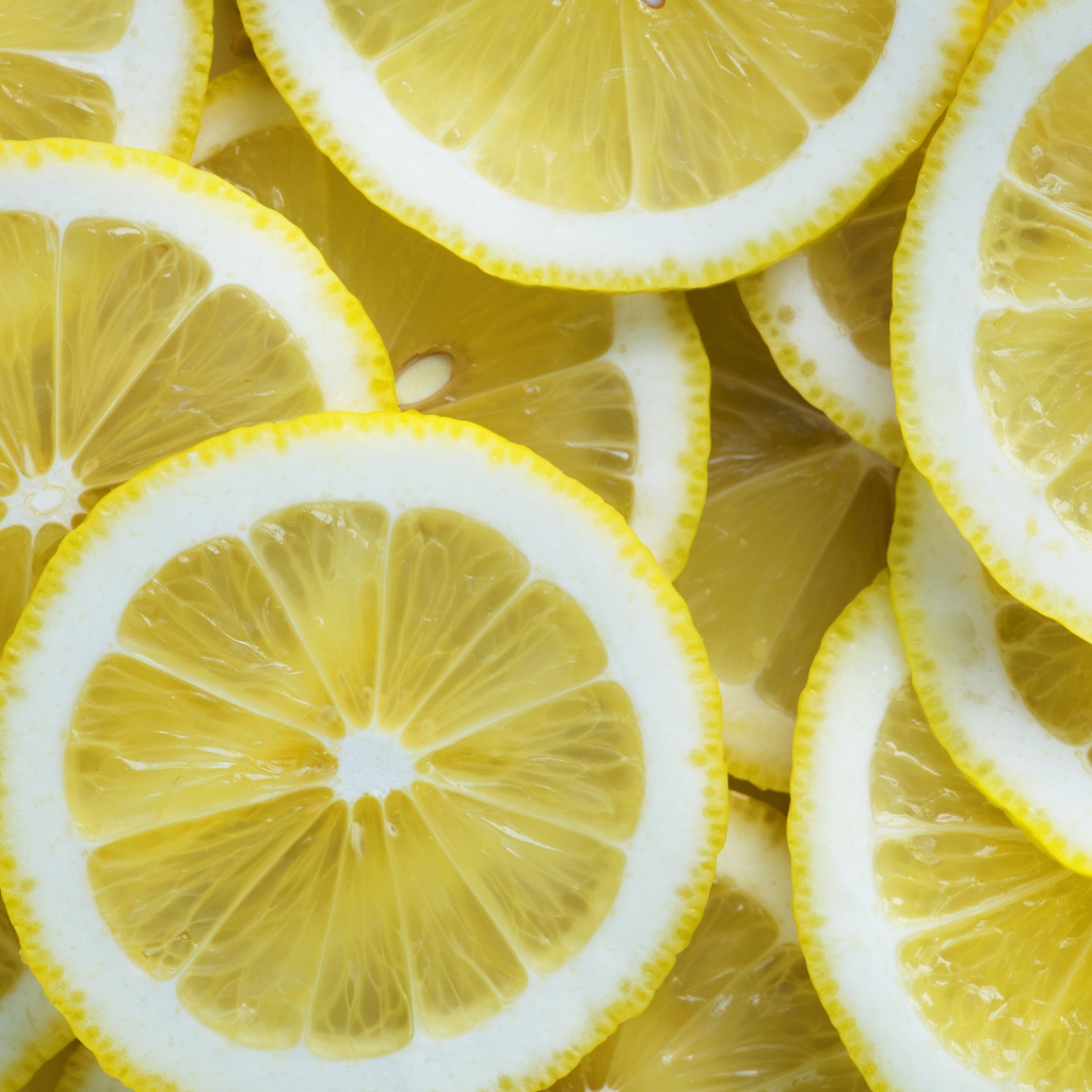 Круглые желтые куски лимона крупным планом