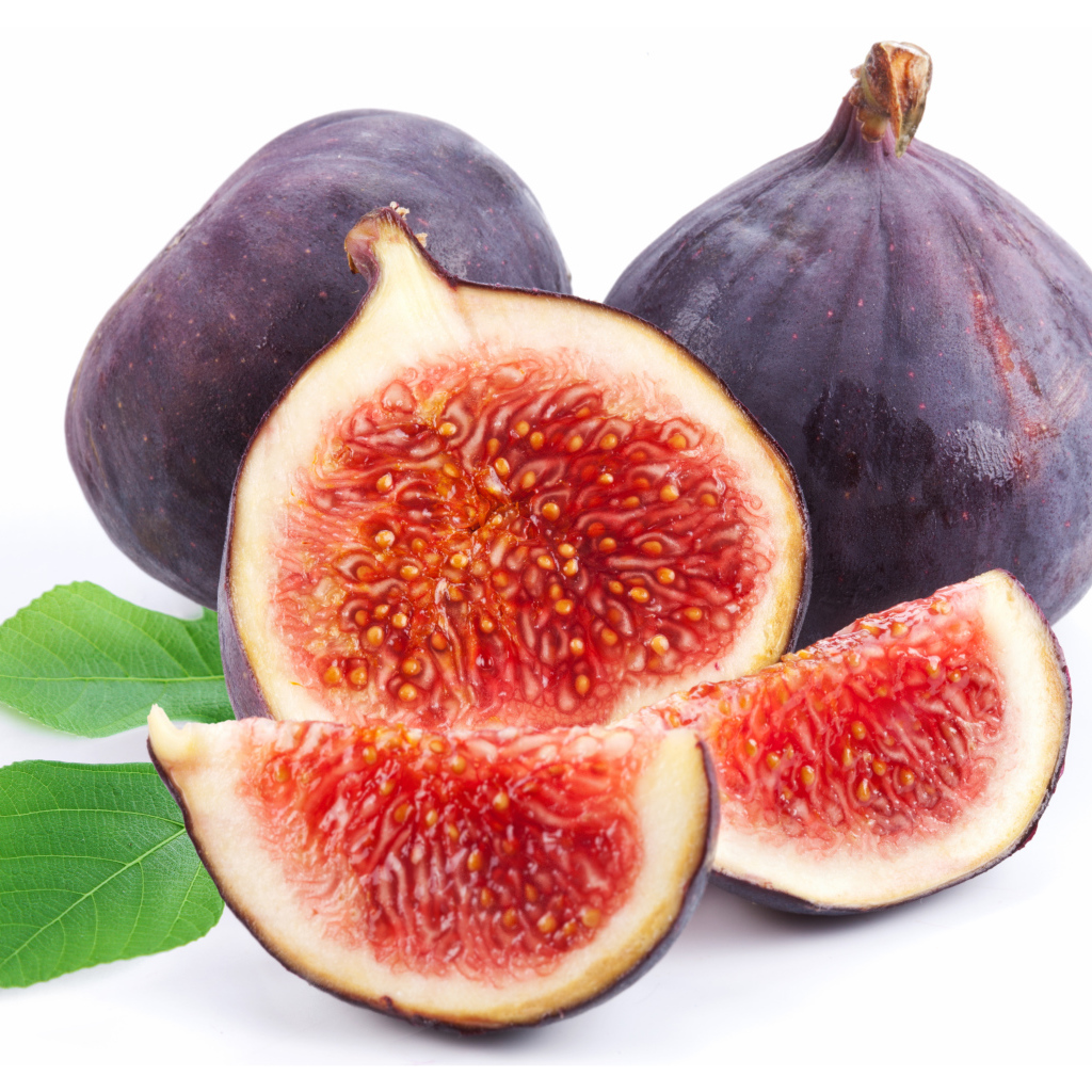 Плоды инжира на белом фоне крупным планом