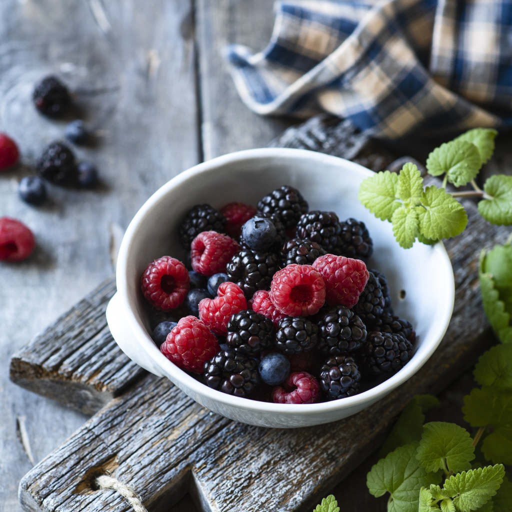 Свежие спелые ягоды малины, черники и ежевики
