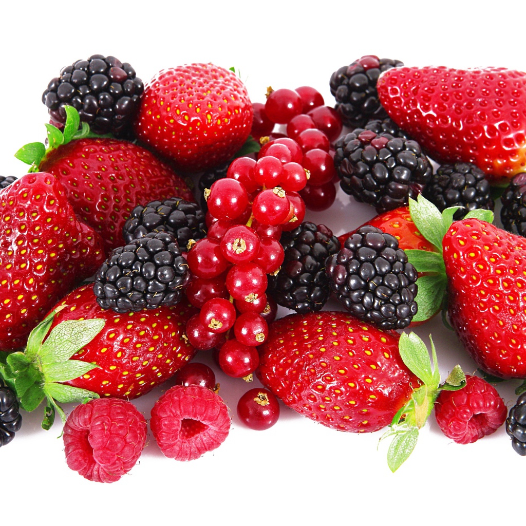 Свежие спелые ягоды клубники, черники, смородины и малины на белом фоне