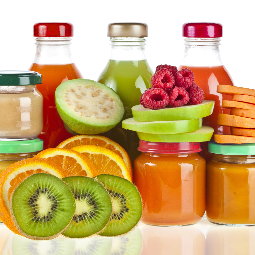 Фруктовый сок и пюре на белом фоне с фруктами