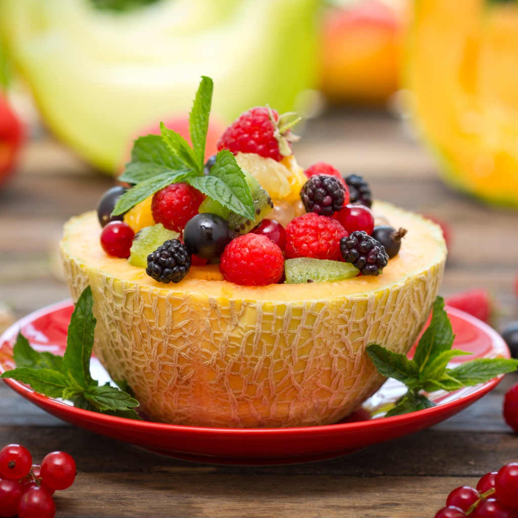 Фруктовый салат в дыне с мятой