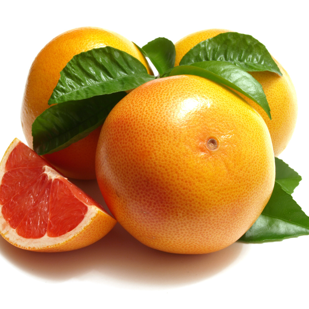 Оранжевые грейпфруты на белом фоне