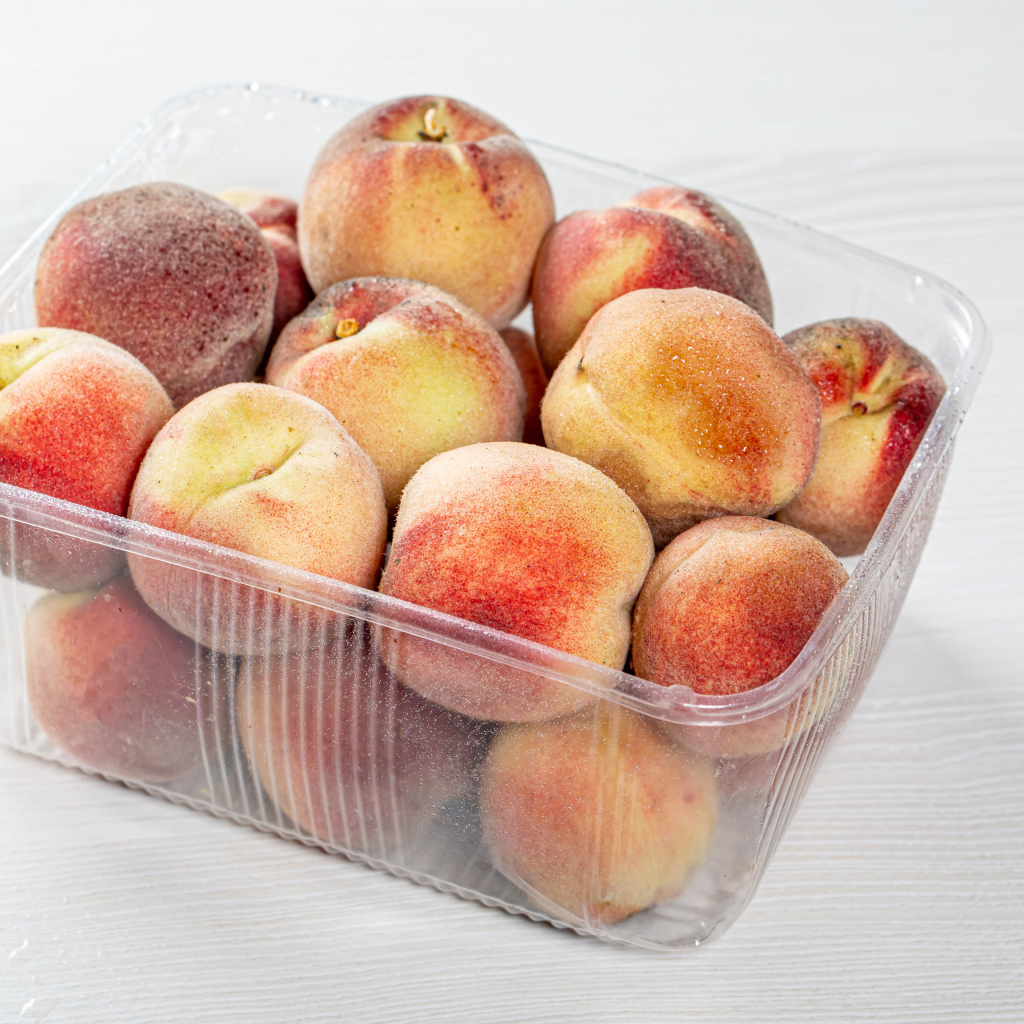 Персики с пластиковом контейнере 