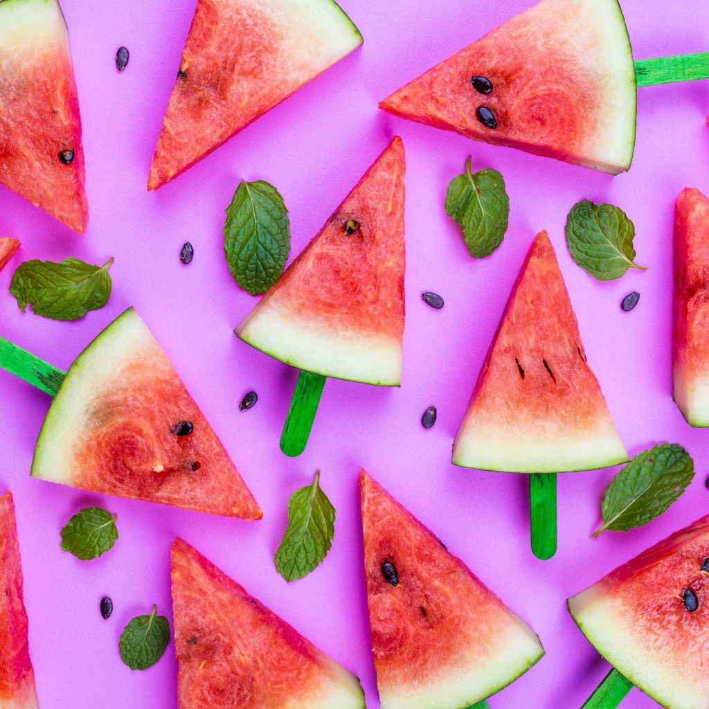 Куски сладкого арбуза на сиреневом фоне