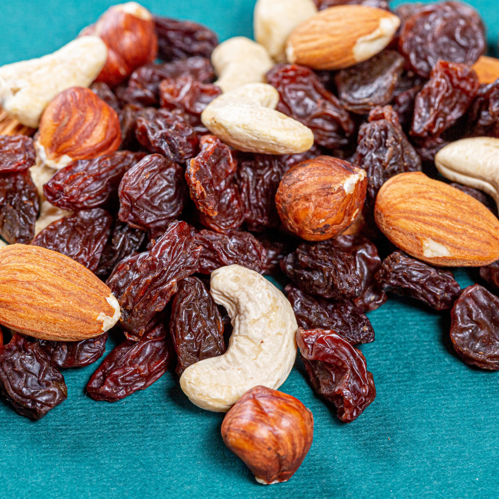 Изюм и орехи на голубом столе