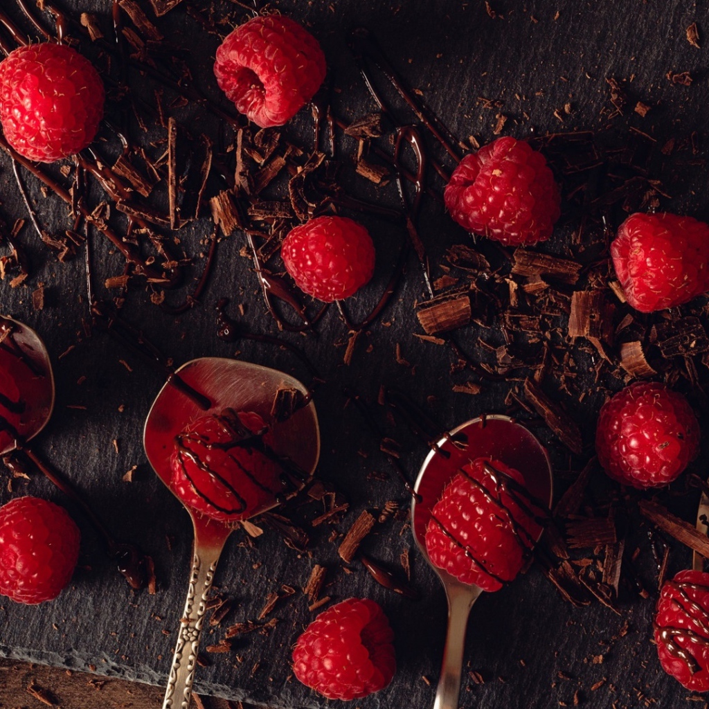 Малина на столе с шоколадной стружкой 