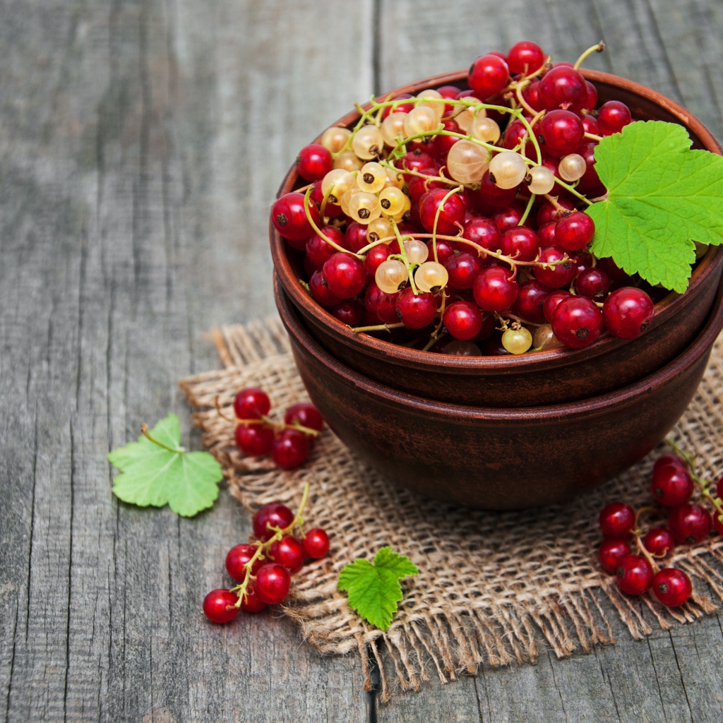 Красная и желтая смородина в миске на столе