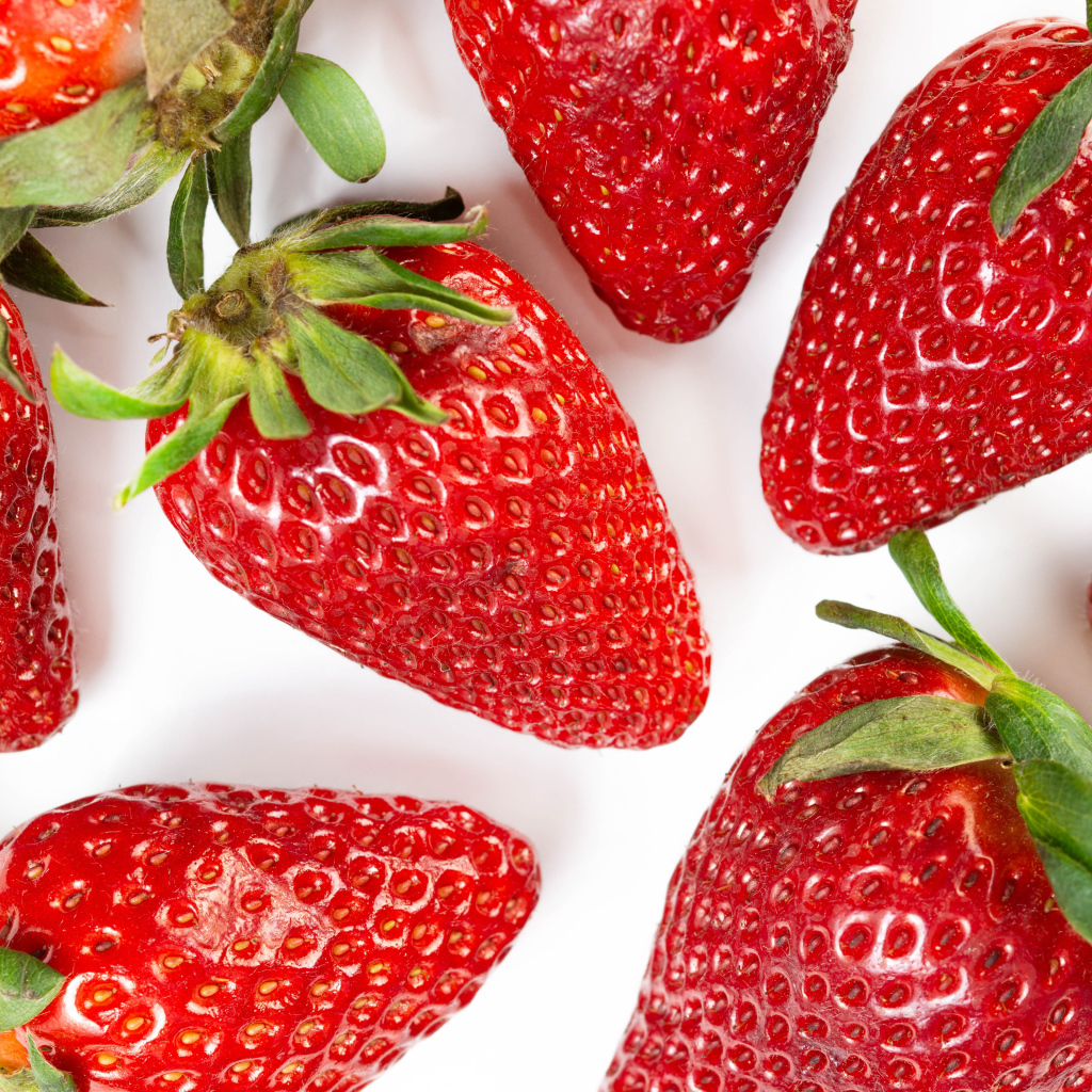 Красная клубника на белом фоне крупным планом