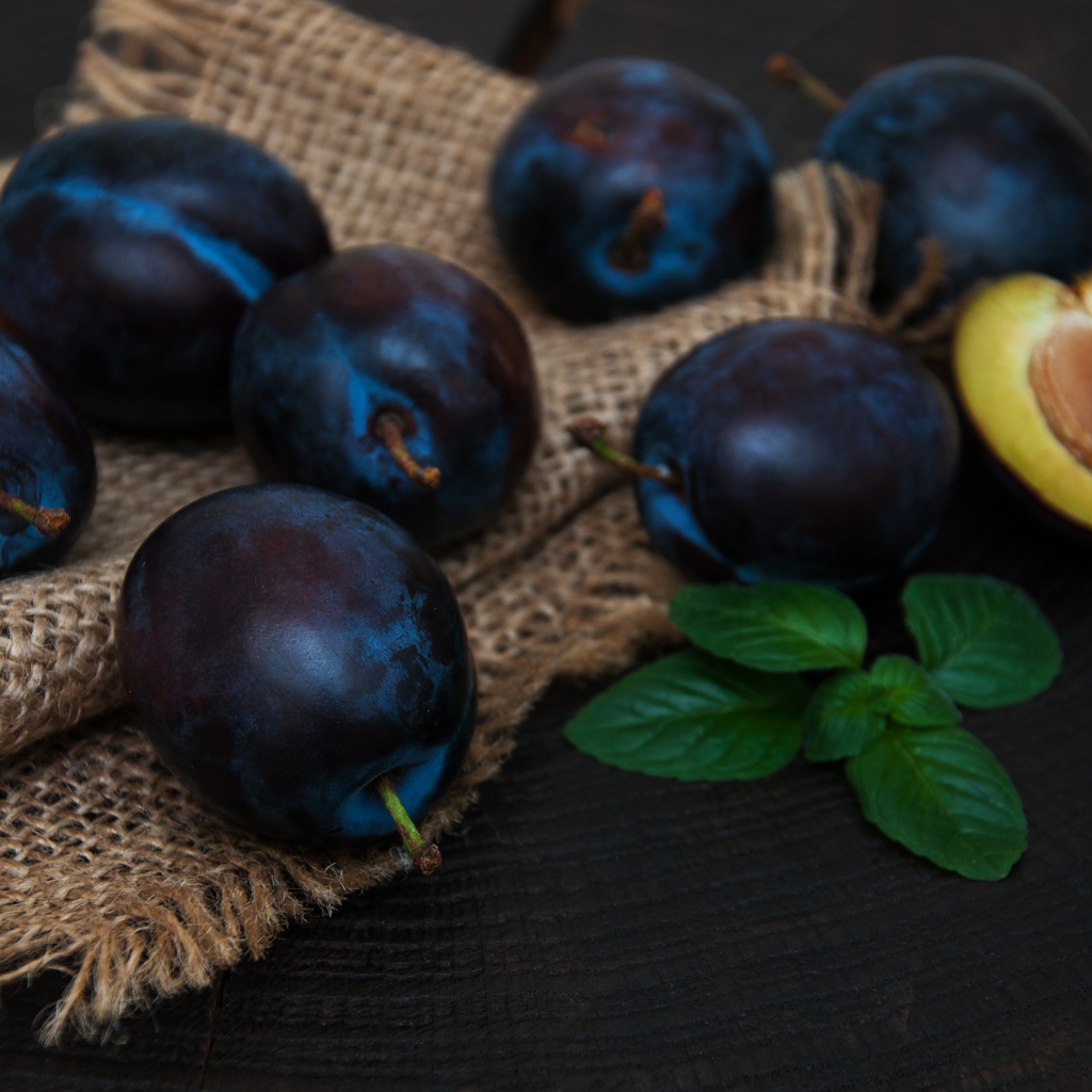 Спелые синие сливы на столе