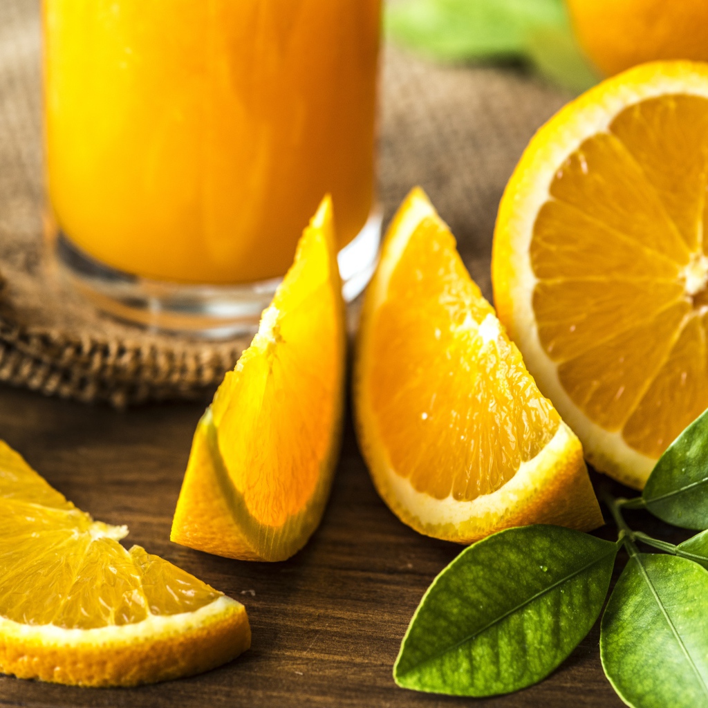 Спелые сочные куски апельсина на столе