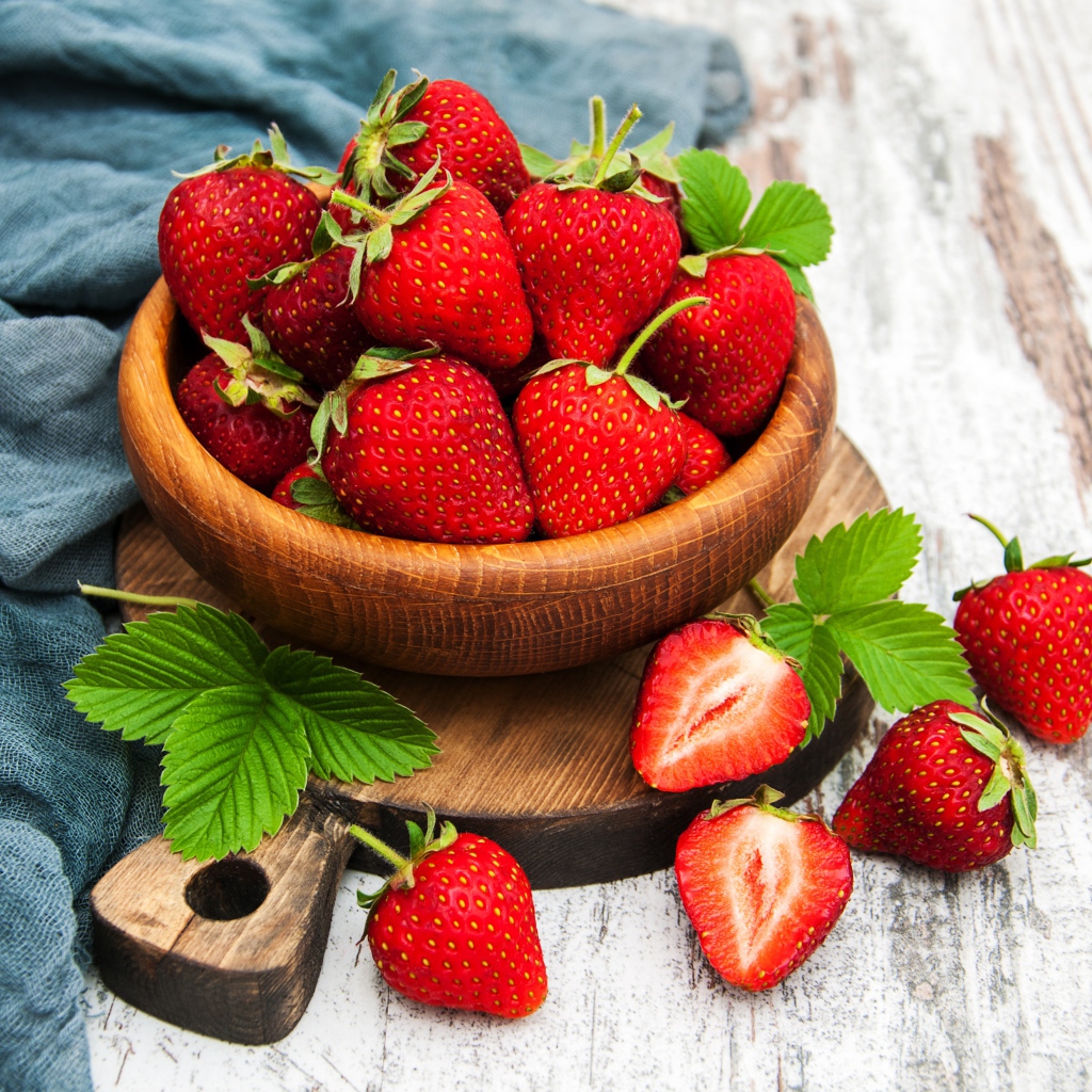 Спелая клубника на столе в деревянной миске