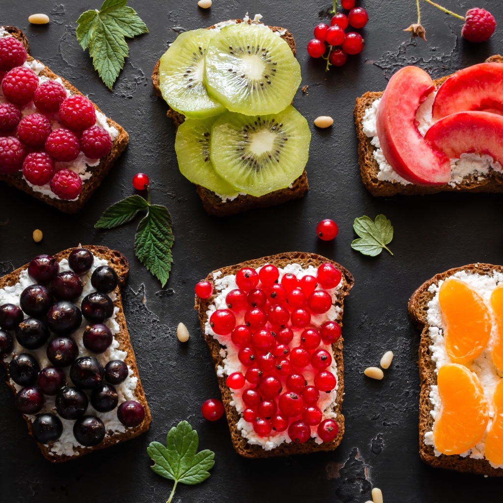 Бутерброды с творогом, ягодами и фруктами