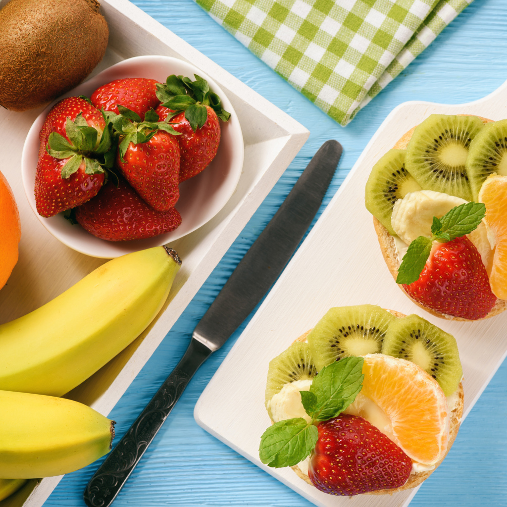 Бутерброды с фруктами на столе на завтрак