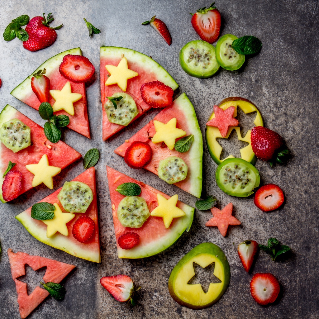 Кусочки арбуза с фруктами на сером фоне