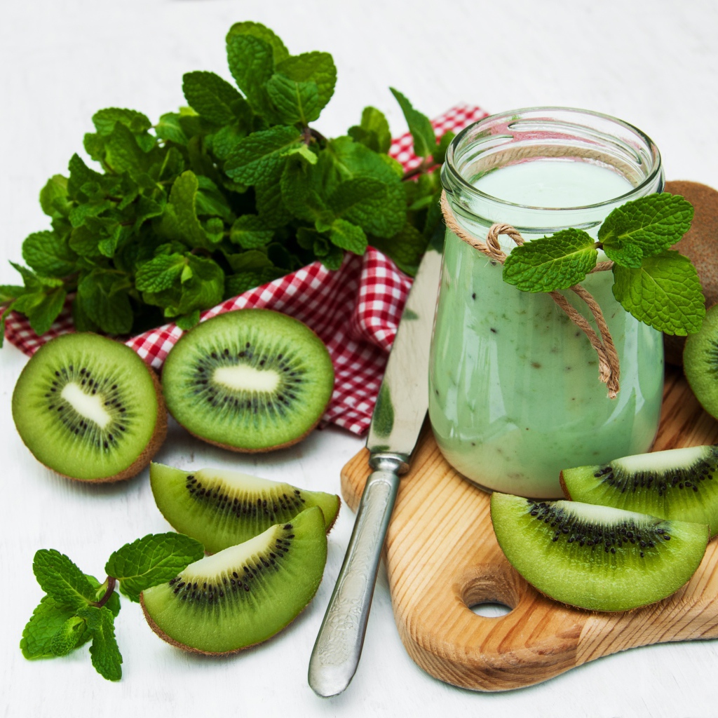 Смузи на столе с киви и мятой 