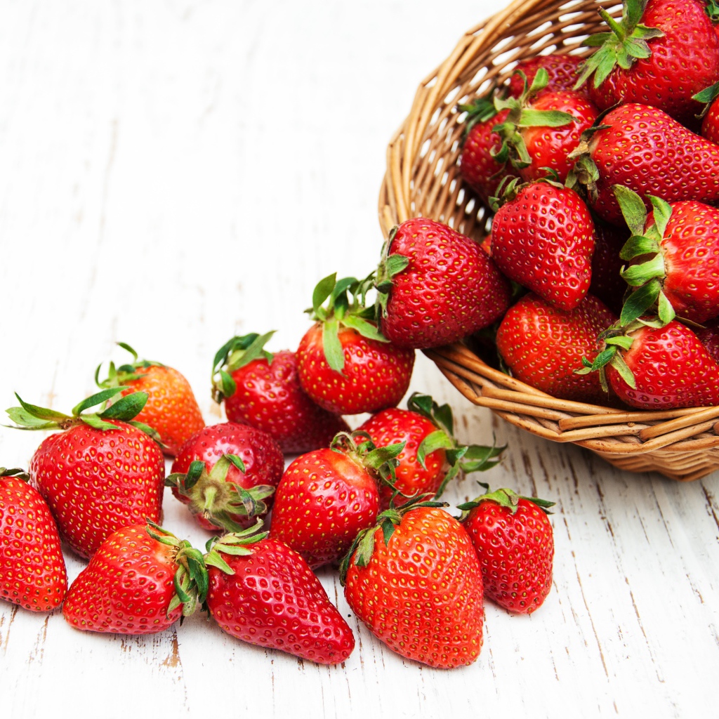 Клубника в корзине на деревянном столе