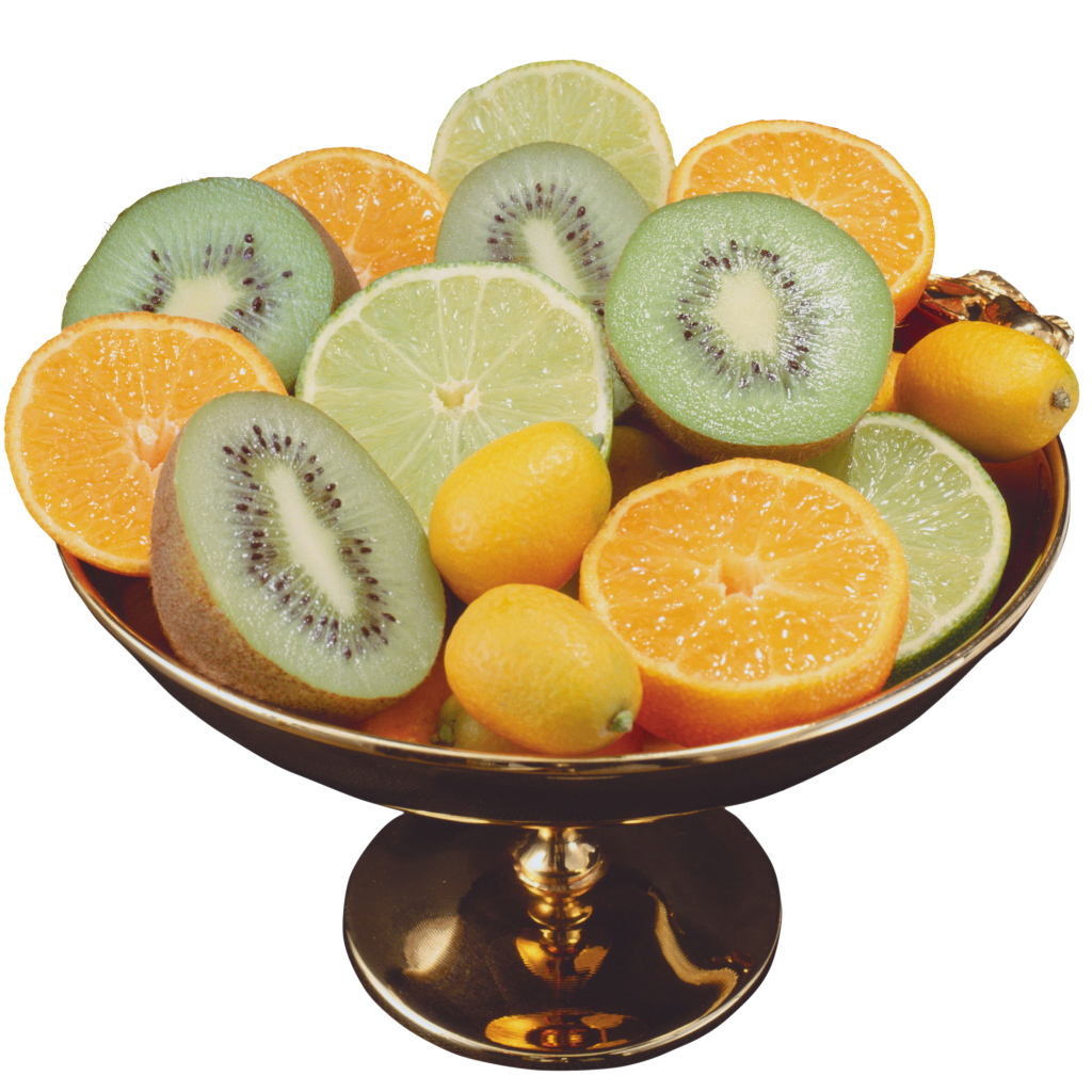 Ваза с цитрусовыми фруктами на белом фоне