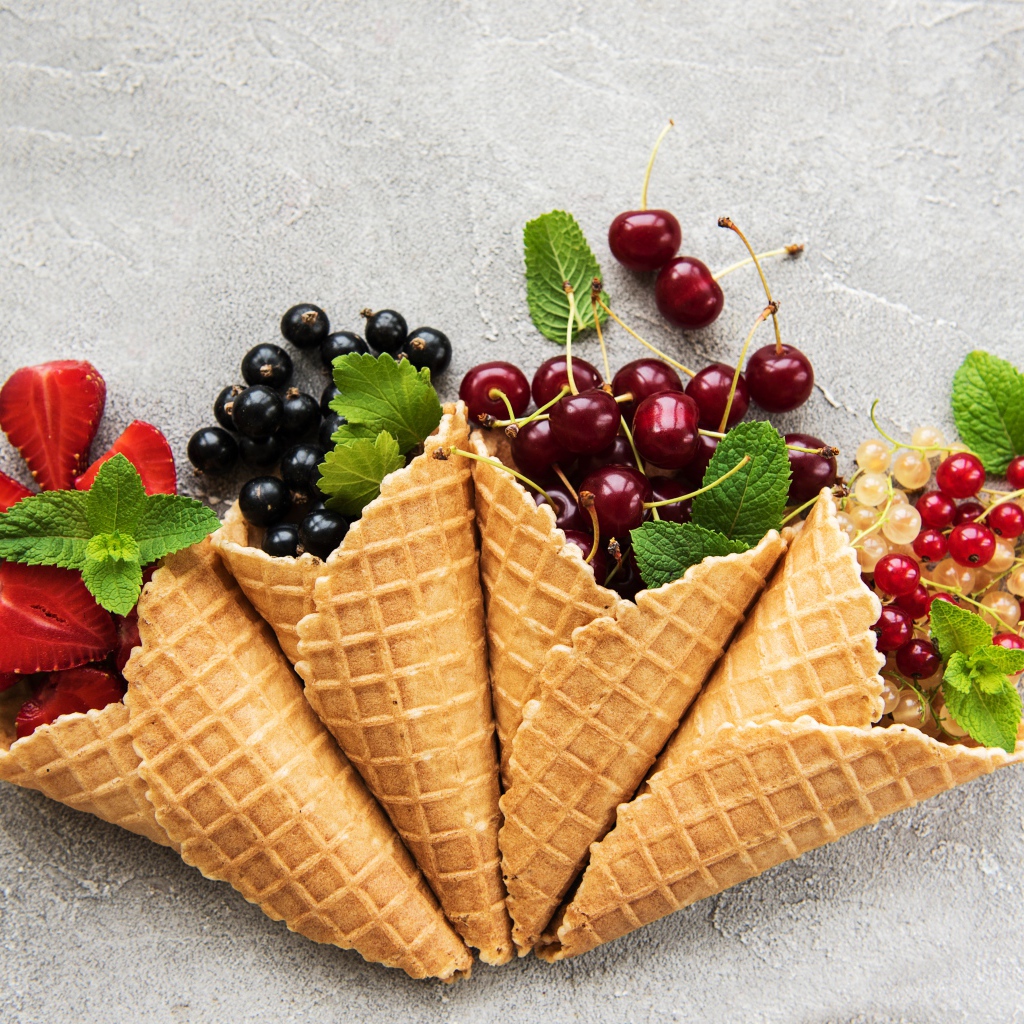 Вафельные рожки с ягодами на сером фоне