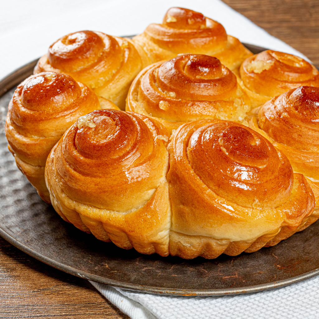 Аппетитные свежие булочки на столе