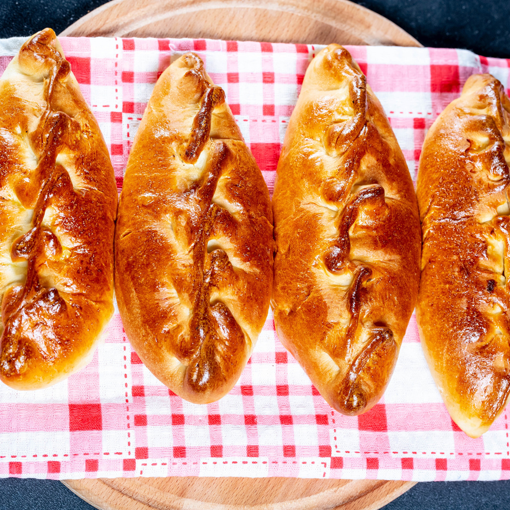 Аппетитные румяные пирожки лежат на полотенце 