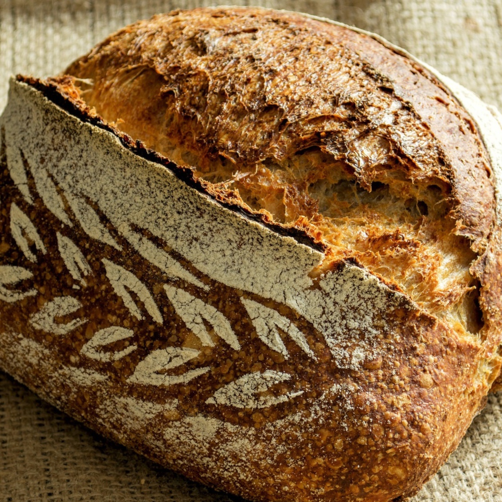 Свежий красивый хлеб с рисунком