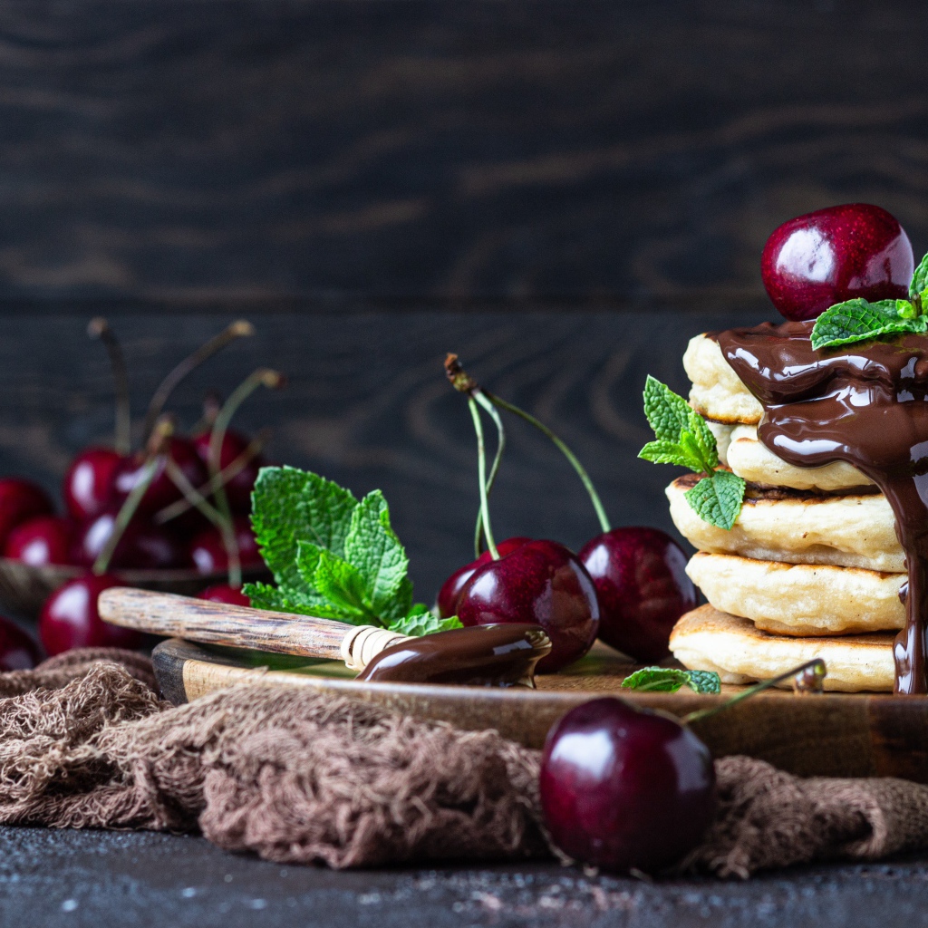 Оладьи с шоколадом и ягодами черешни 